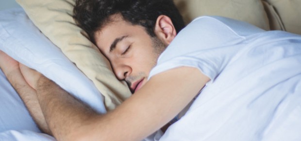 Dormir de barriga para cima ou intercalar a posição são alternativas para evitar a formação das sleep lines (Foto: Divulgação)