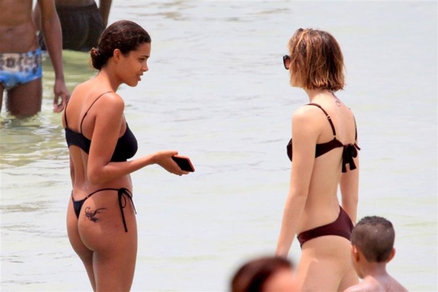 Tina Kunakey curte dia de praia com amigo no Rio de Janeiro (Foto: AgNews / AgNews)