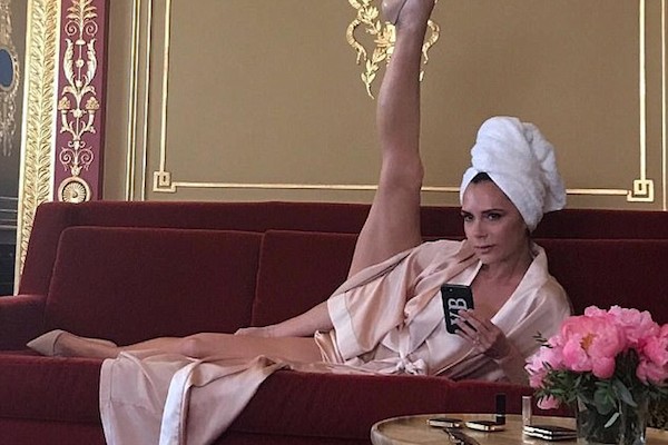 A cantora e estilista Victoria Beckham em sua pose com a perna levantada (Foto: Instagram)