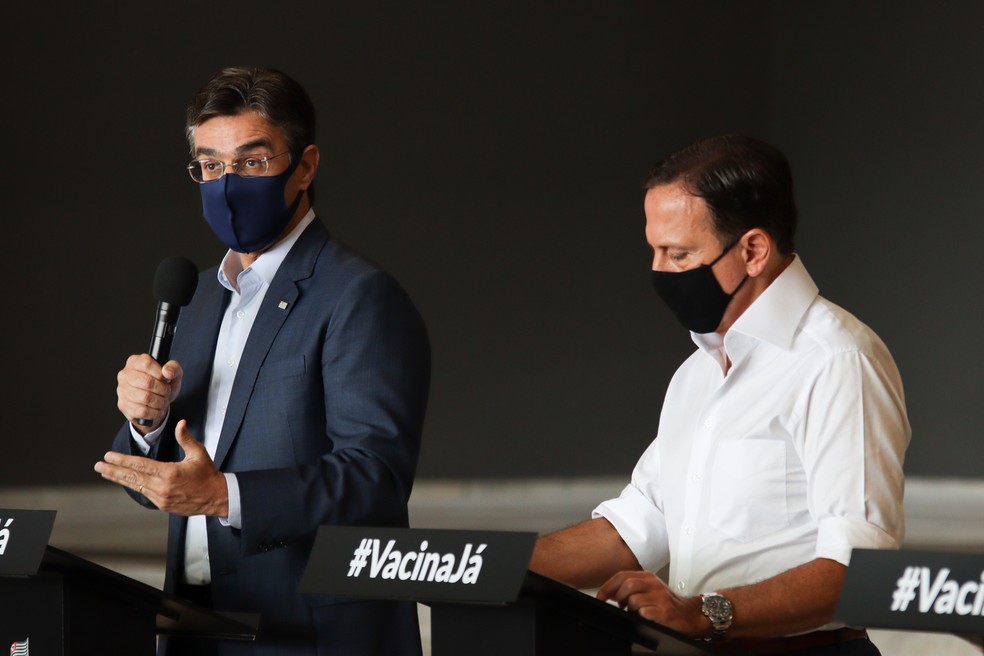 Rodrigo Garcia (à esquerda) ao lado de Doria durante evento no Palácio dos Bandeirantes em março de 2021. — Foto: DEIVIDI CORREA/ESTADÃO CONTEÚDO