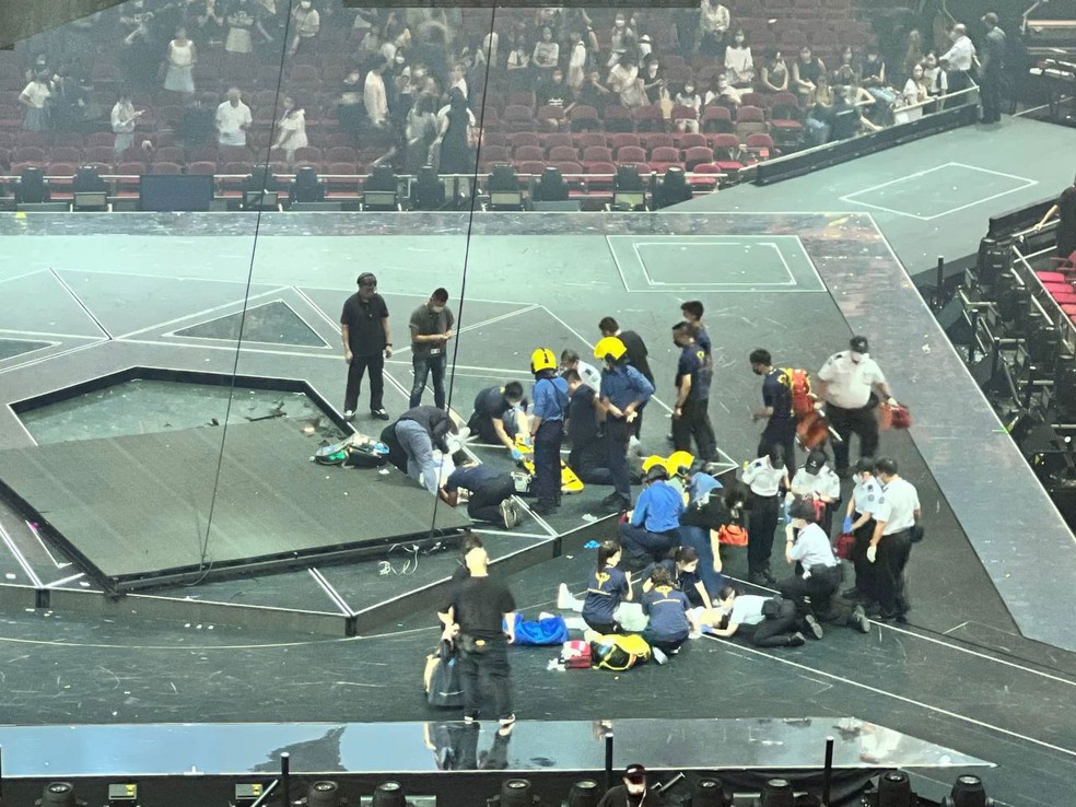 Telão caiu sobre membros do grupo Mirror durante show em Hong Kong — Foto: Divulgação via South China Post