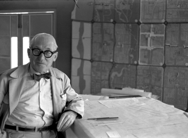 Le Corbusier na Índia, em 1955 (Foto: Flickr / IISG / Creative Commons)