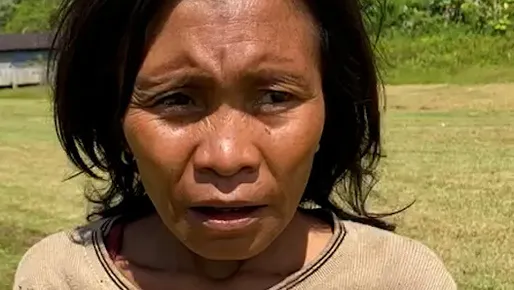 Mãe Yanomami implora por comida para o filho; vídeo