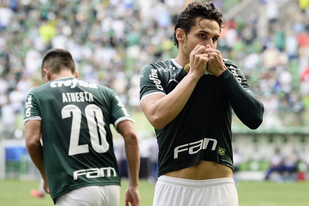 Raphael Veiga bate marca de Edmundo e segue sem errar pênaltis pelo Palmeiras 
