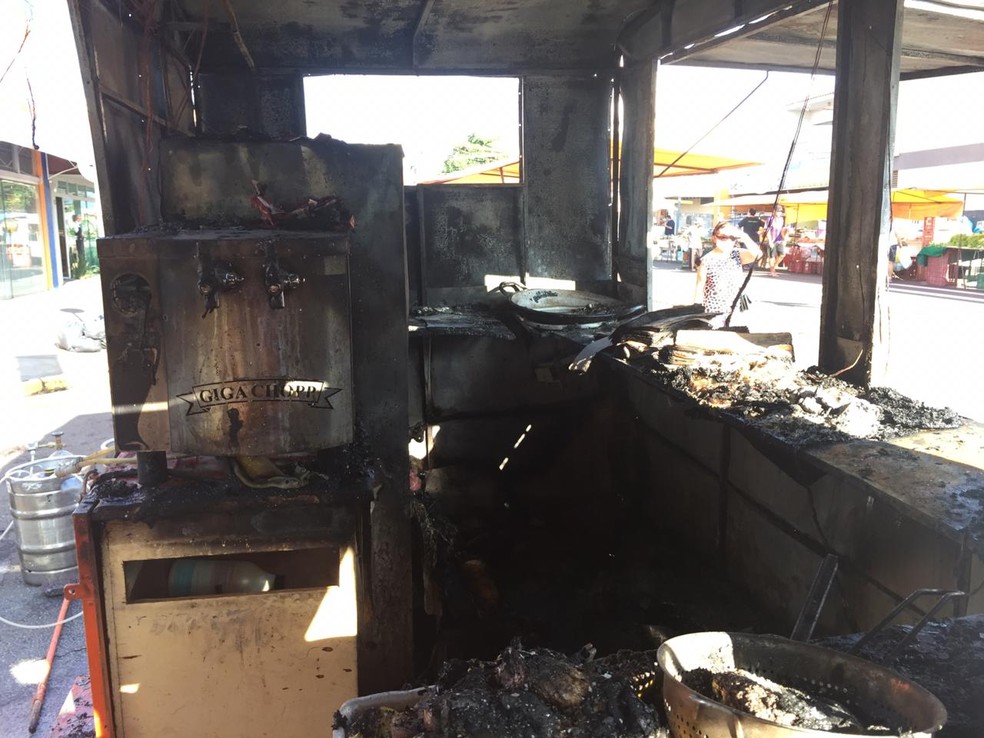 Fogo destruiu trailer na feira livre da Avenida Manoel Goulart — Foto: Murilo Zara/TV Fronteira 