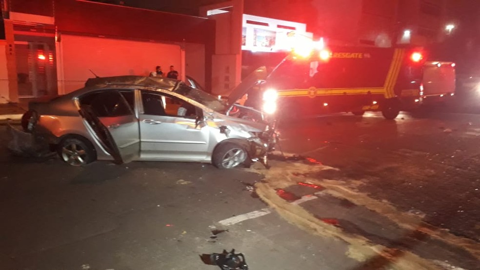 Carro da vítima capotou várias vezes  — Foto: José Aparecido/TV Morena