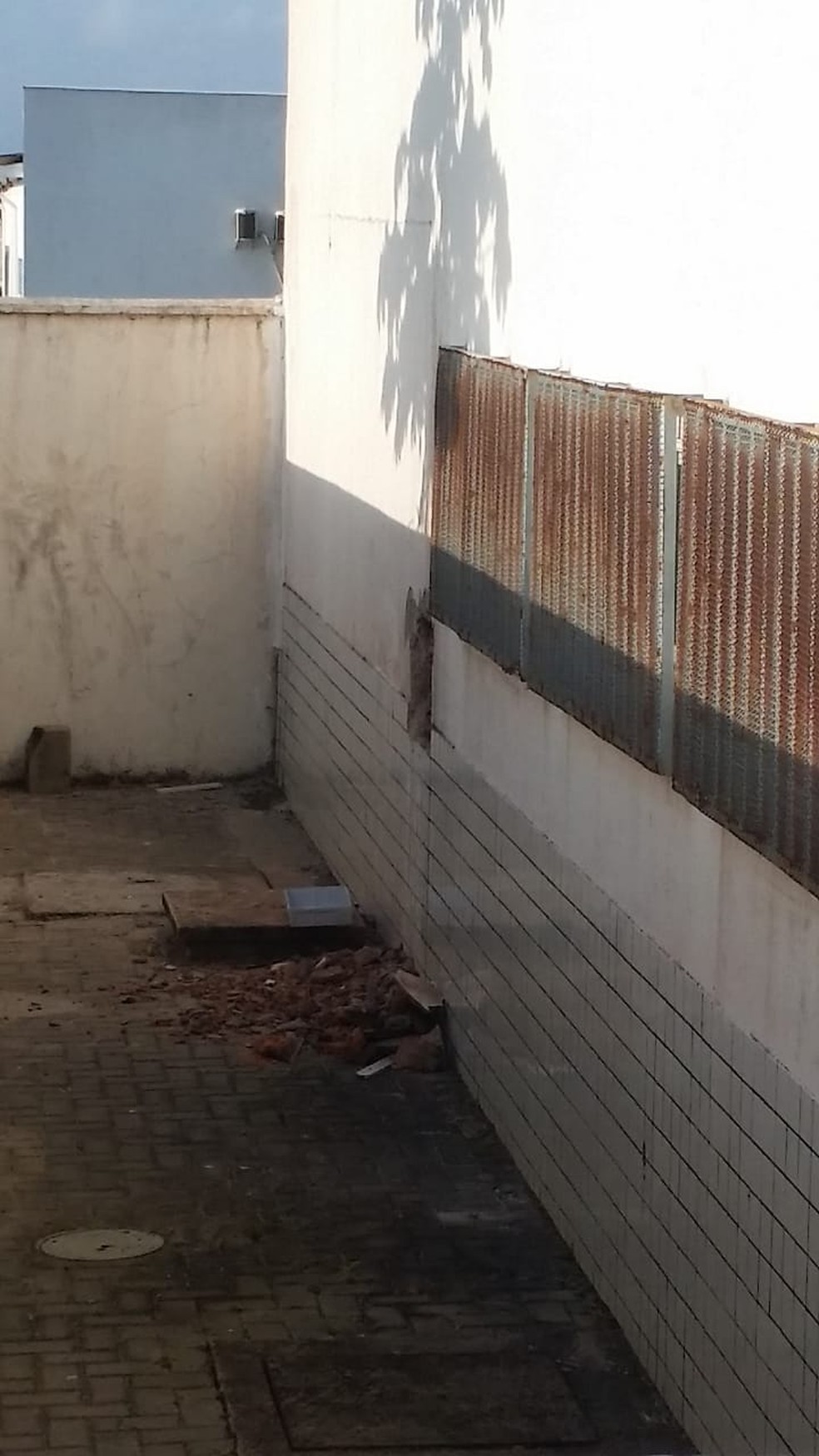 Bandidos abriram um buraco no fundo do banco utilizando maçarico, picareta e martelo com o intuito de ter acesso ao cofre — Foto: Douglas Pinto/TV Mirante