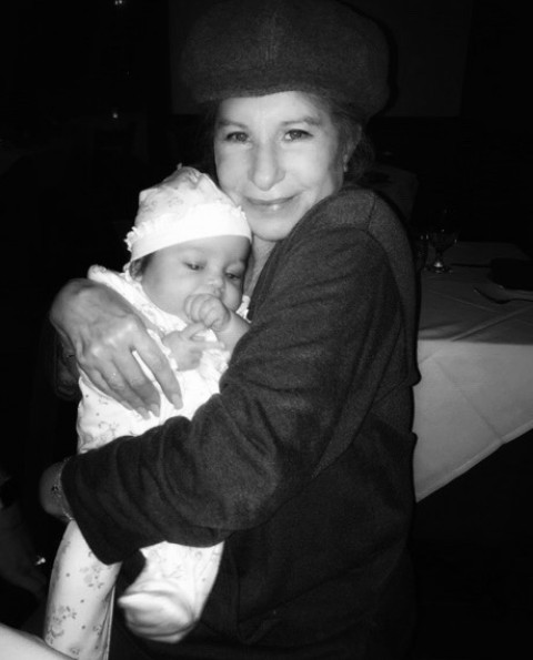 A cantora Barbra Streisand com a filha do ator Josh Brolin no colo (Foto: Instagram)