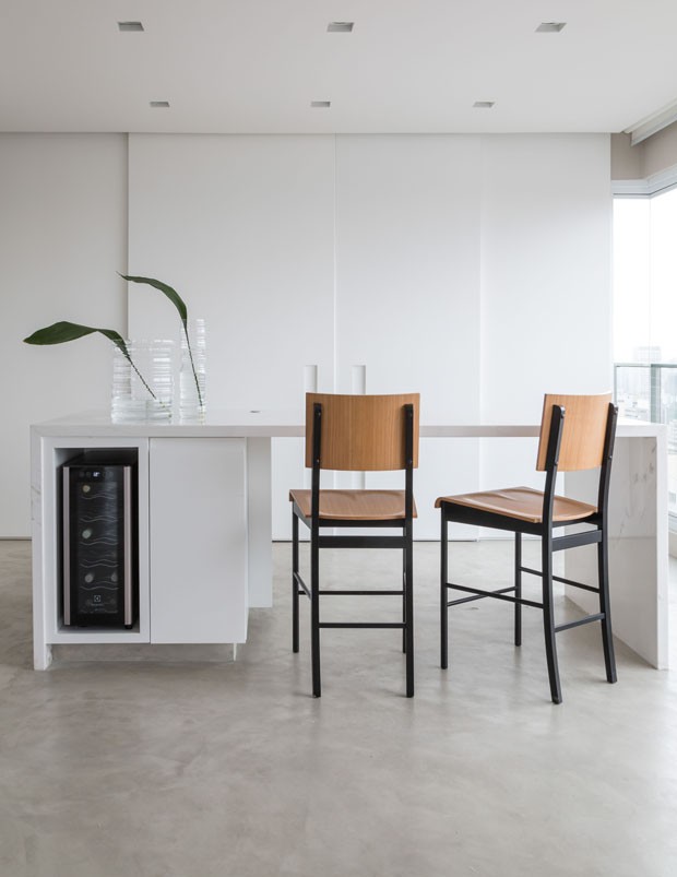 Apartamento integrado se destaca com decoração neutra e minimalista (Foto: Evelyn Muller)