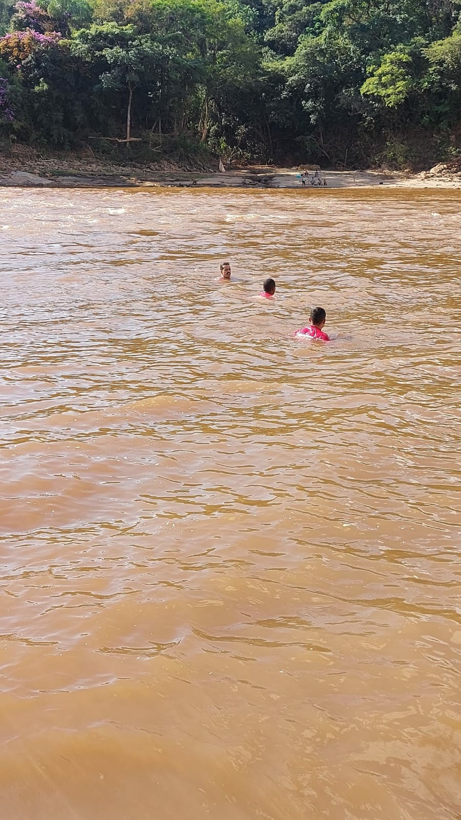 Corpo de Bombeiros busca por homem que se afogou em cachoeira na Grande BH