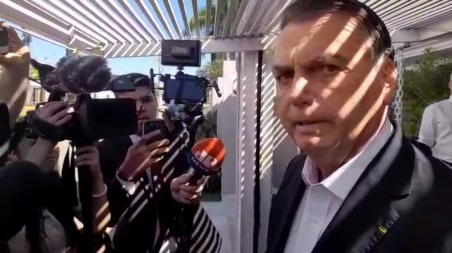 Jair Bolsonaro fala à imprensa em frente à sua casa, em Brasília