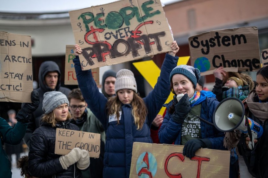 A sueca Greta Thunberg (esquerda) e outros jovens ativistas climáticos do movimento 'Fridays for Future' fazem uma manifestação não autorizada no dia de encerramento da reunião anual do Fórum Econômico Mundial, em Davos, em 2023