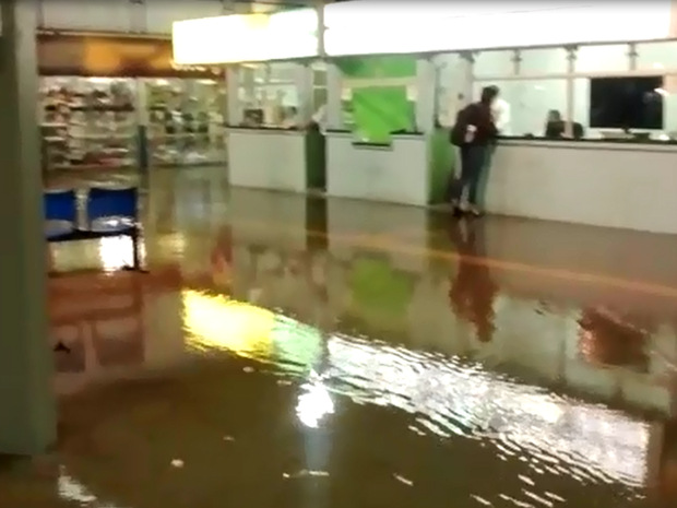 APÓS DIVULGAÇÃO NO OTABULEIRO, CRATERA DA AVENIDA UBAITABA ESTÁ SENDO  RECAPEADA - O Tabuleiro