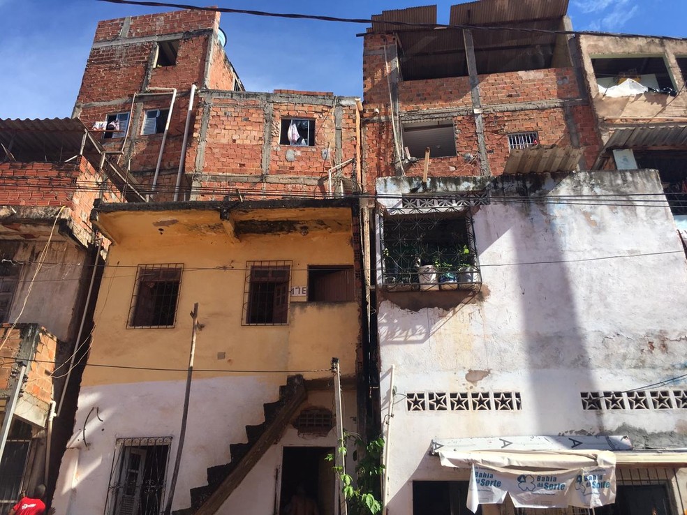 Quatro pessoas ficaram feridas após explosão de gás no Vale da Pedrinhas — Foto: João Souza/G1 BA