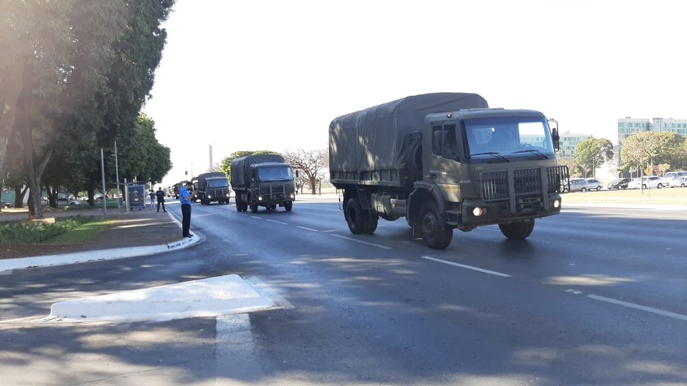 Veículos da Marinha saem em comboio pela Esplanada dos Ministérios — Foto: Kellen Barreto/TV Globo