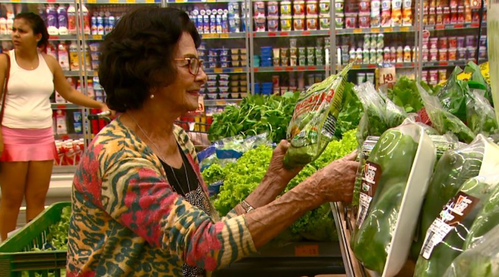 Maria José Inocente é consumidores de orgânicos há mais de 5 anos (Foto: Wilson Aiello/EPTV)
