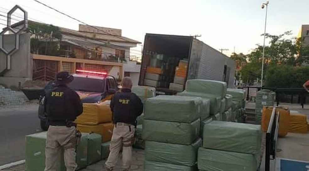 PRF apreende dois caminhões em Trindade e Petrolina com carga contrabandeada  — Foto: PRF / Divulgação