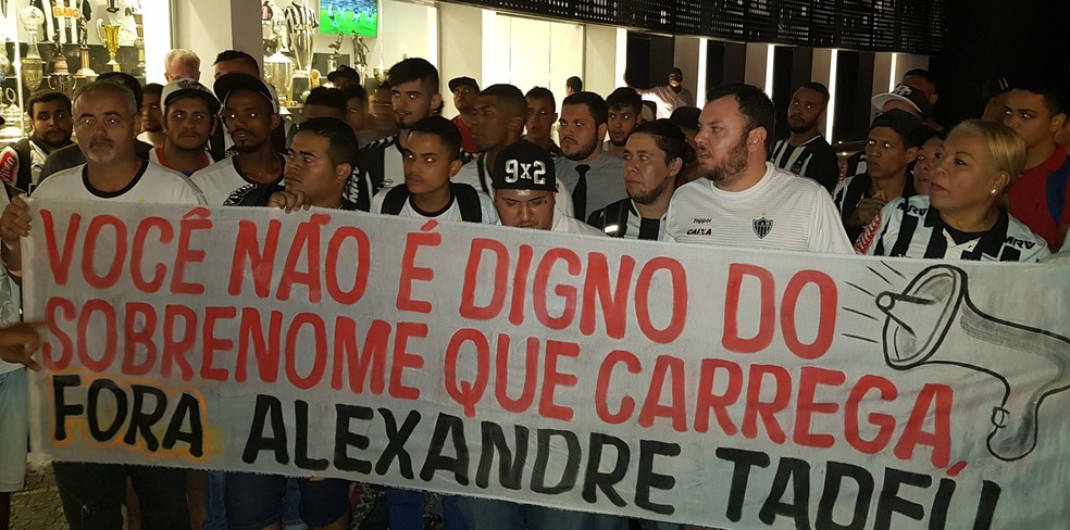 Torcedores protestaram muito contra Alexandre Gallo nas Ãºltimas semanas â€” Foto: Rafael AraÃºjo