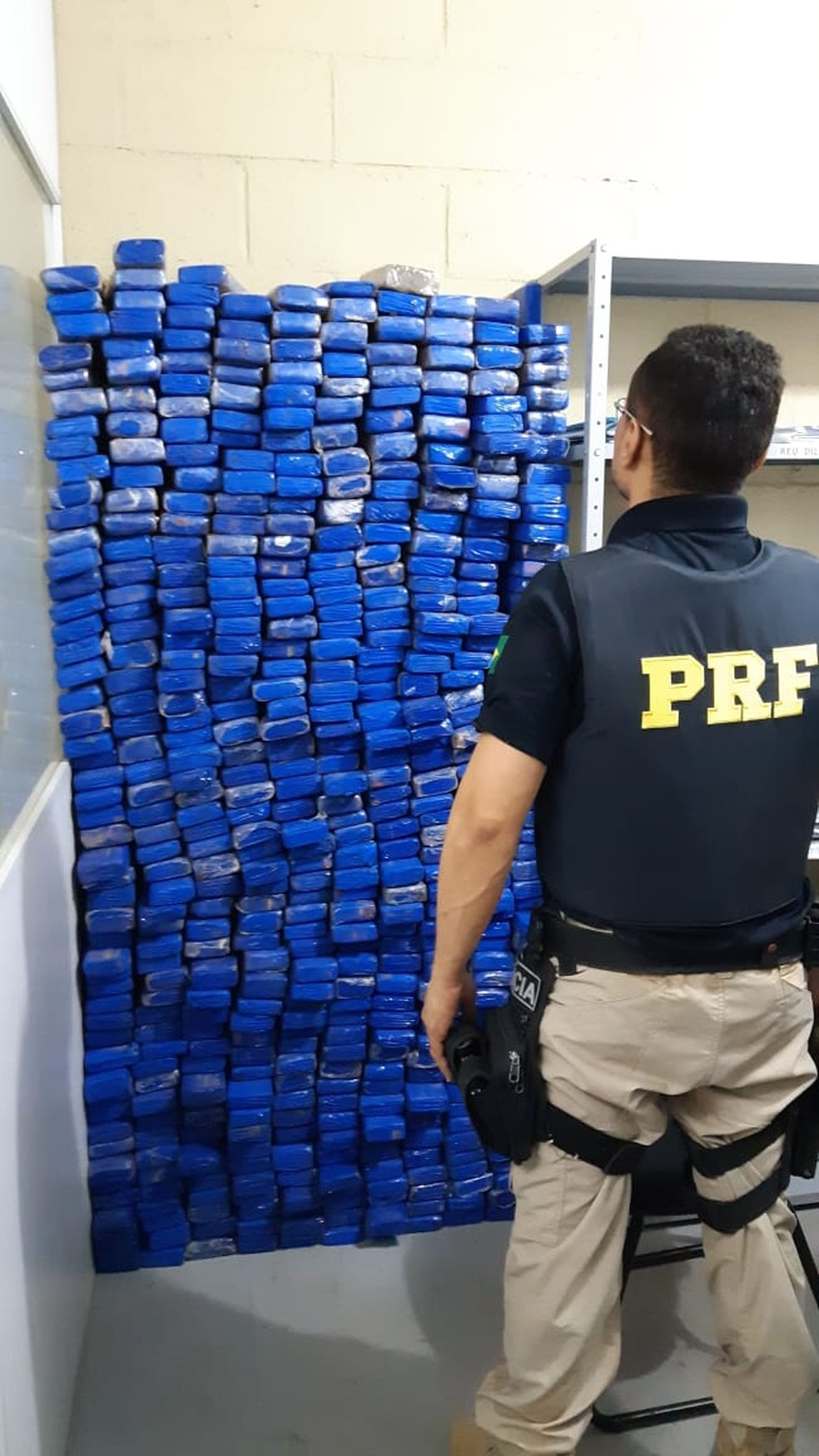 PRF apreende meia tonelada de maconha escondida em fundo falso de caminhão na BR-316 — Foto: Divulgação/PRF