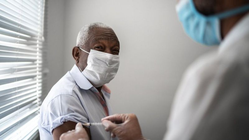 As pesquisas mostram que as vacinas aprovadas são seguras para idosos (Foto: Getty Images via BBC)