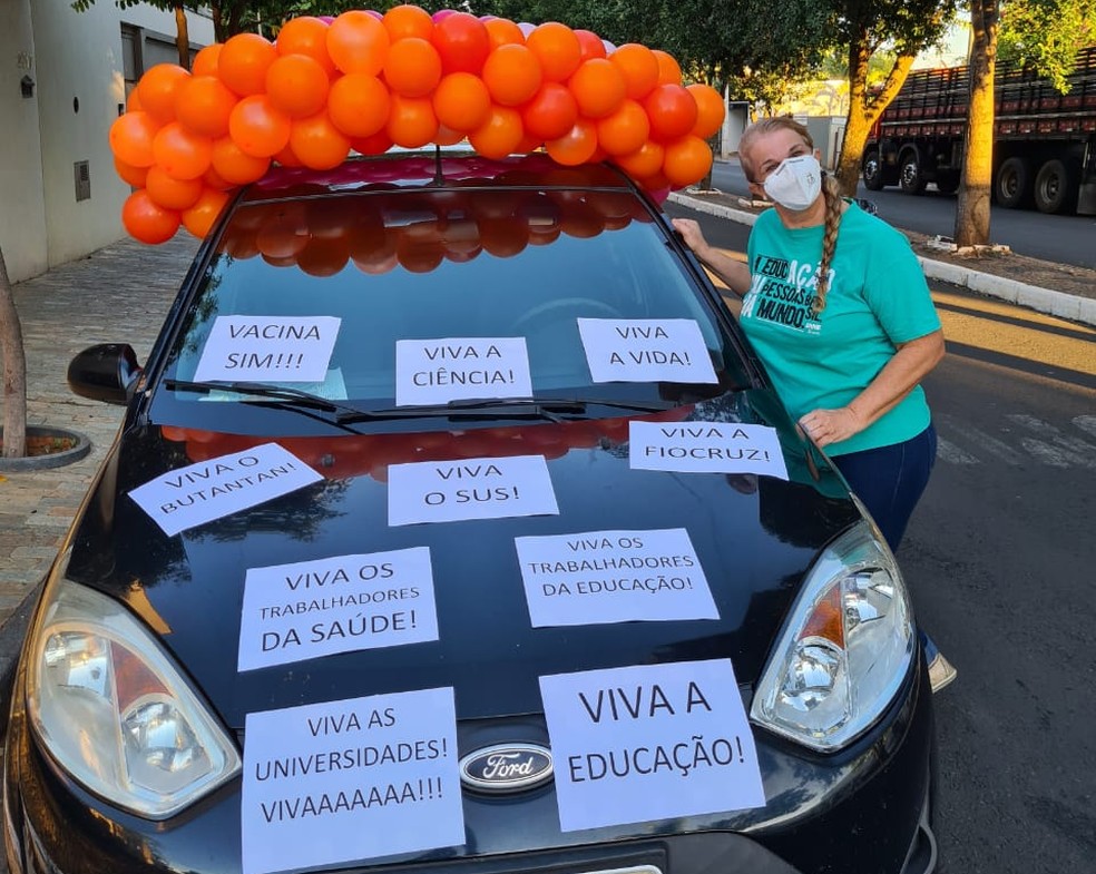 Coordenadora e professora universitária Daisy Romagnoli, de 53 anos, ao lado do carro enfeitado em Jales  — Foto: Arquivo pessoal 