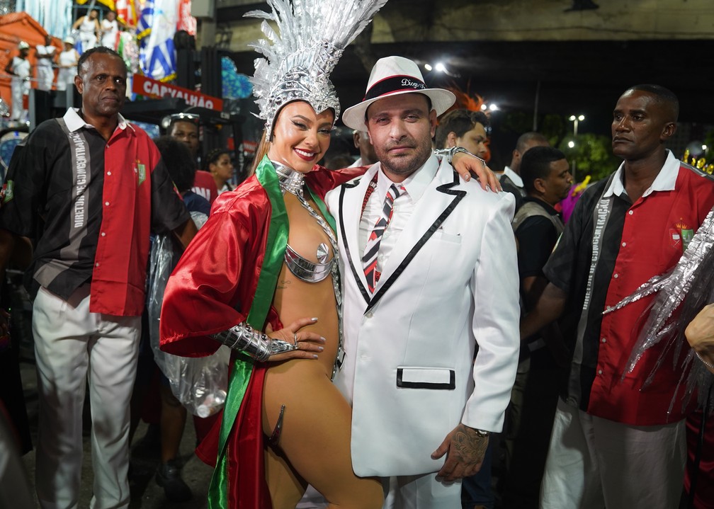 Paolla Oliveira, rainha de bateria da Grande Rio, com o namorado, Diogo Nogueira — Foto: Marcos Serra Lima / g1