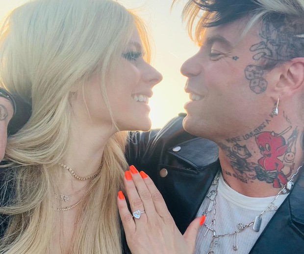 Avril Lavigne posa com anel de noivado e seu noivo, o cantor Mod Sun (Foto: Reprodução/Instagram)
