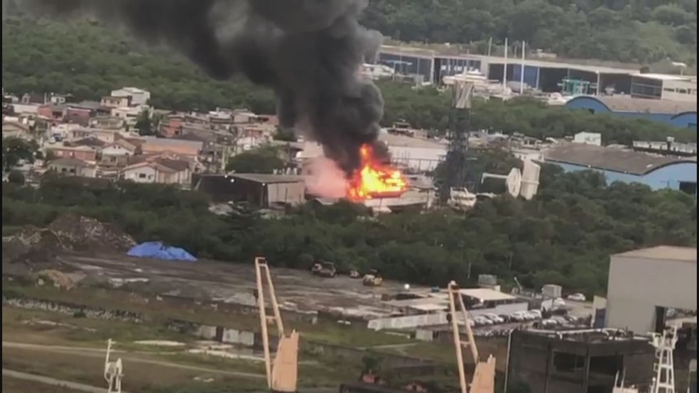 Incêndio ocorreu em estaleiro em Guarujá nesta terça-feira (8) — Foto: G1 Santos