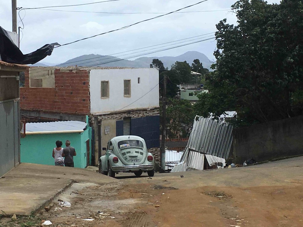 Casa, em Cariacica, tem telhado arrancado pelo vento, no ES — Foto: Ednilson Menezes