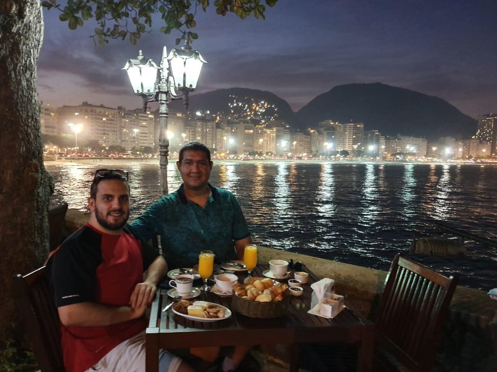 O médico Danilo com o marido, Gilberto Amaral. Os dois casaram em 2016. — Foto: Arquivo pessoal