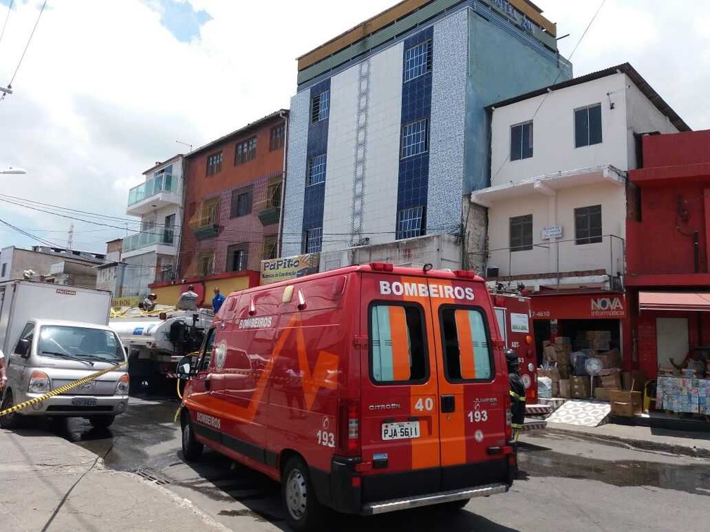 Hotel é atingido por incêndio no bairro de Paripe, subúrbio de Salvador (Foto: Corpo de Bombeiros/Divulgação)