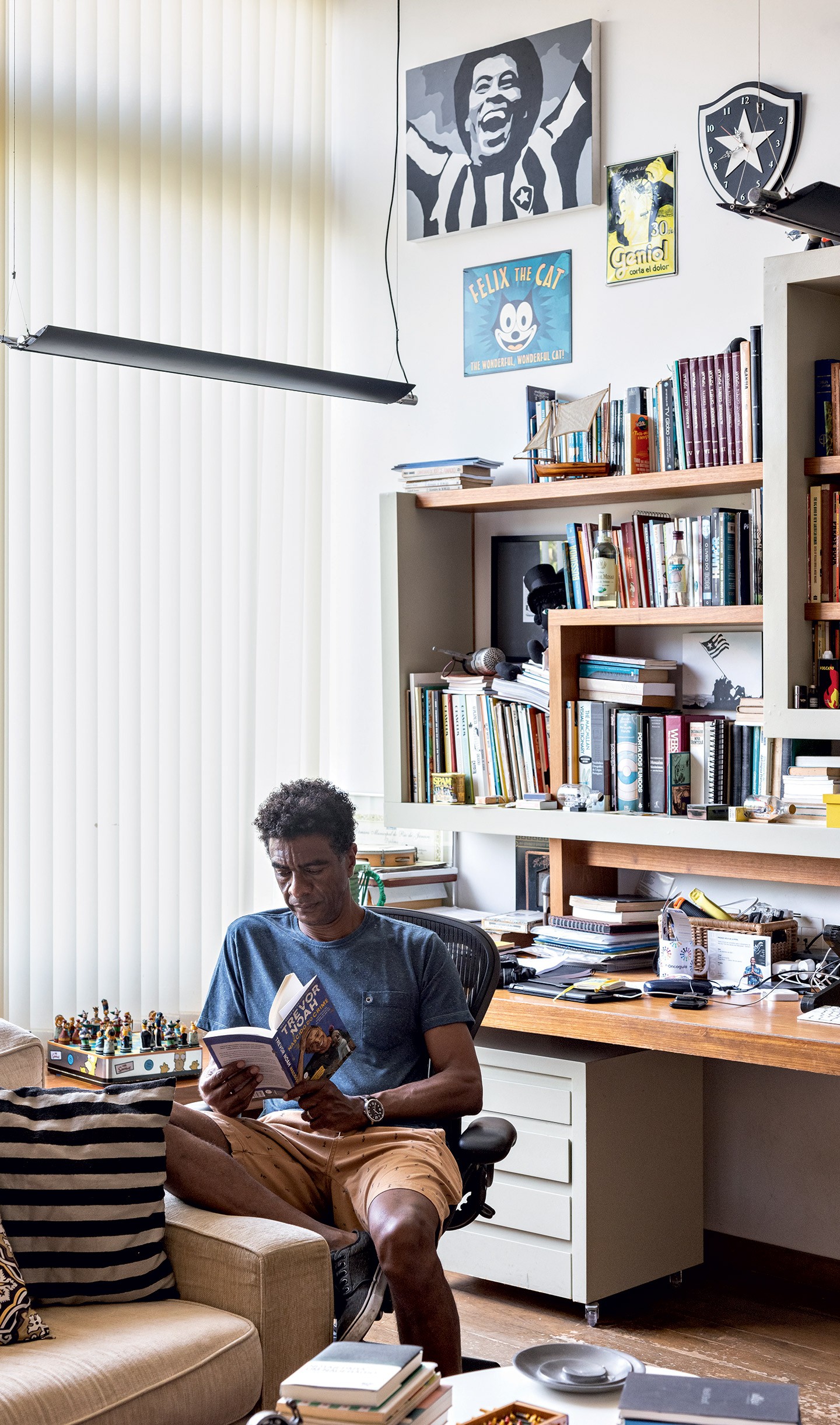 Hélio de la Peña revela lar repleto de arte e livros (Foto: Fran Parente)