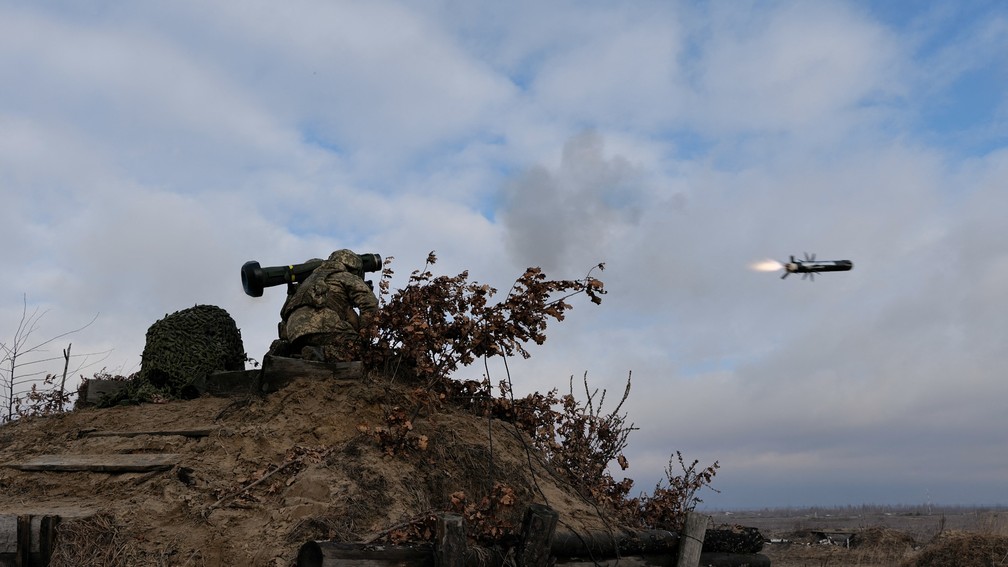 Membros do serviço das Forças Armadas da Ucrânia disparam um míssil antitanque Javelin durante exercícios em um campo de treinamento em um local desconhecido na Ucrânia. A imagem foi divulgada em 18 de fevereiro de 2022. — Foto: Serviço de Imprensa da Operação das Forças Conjuntas Ucranianas / Divulgação via REUTERS