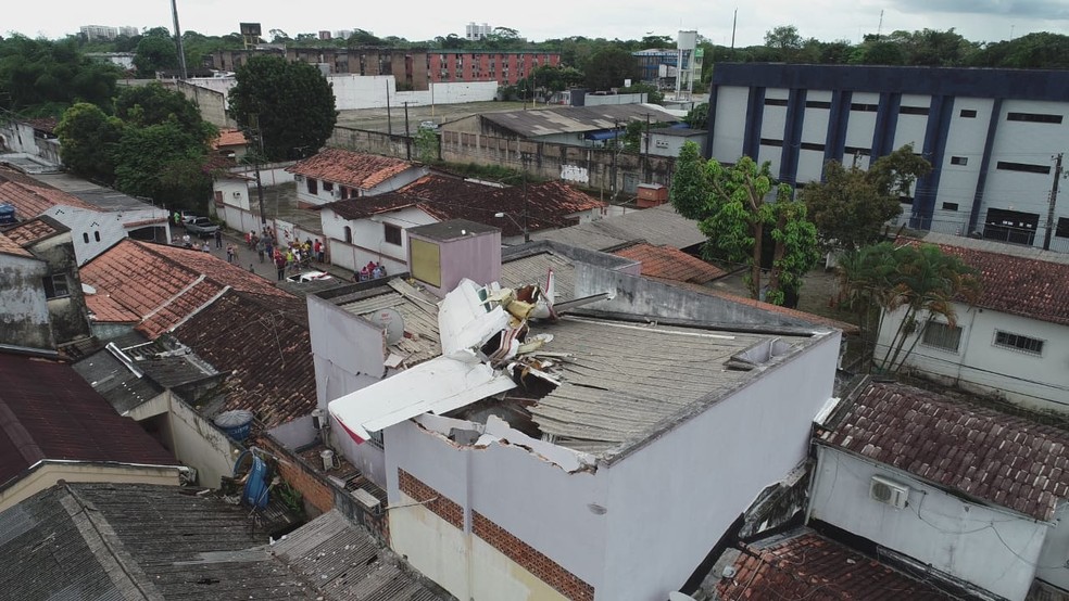 Avião cai em residência no bairro do Souza, em Belém — Foto: Drone / Luciano Alma
