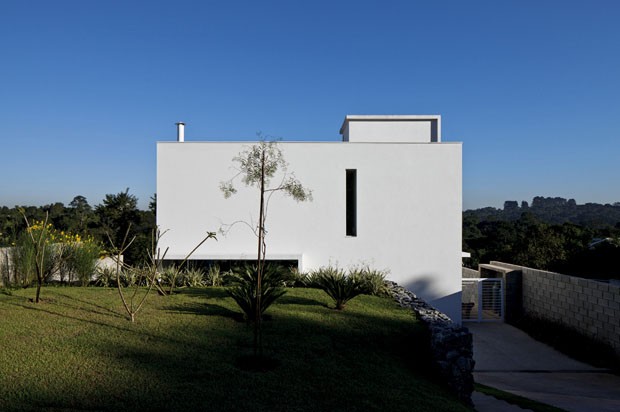 Casa-terraço aproveita declive e se integra à natureza (Foto: Leonardo Finotti Architectural P)