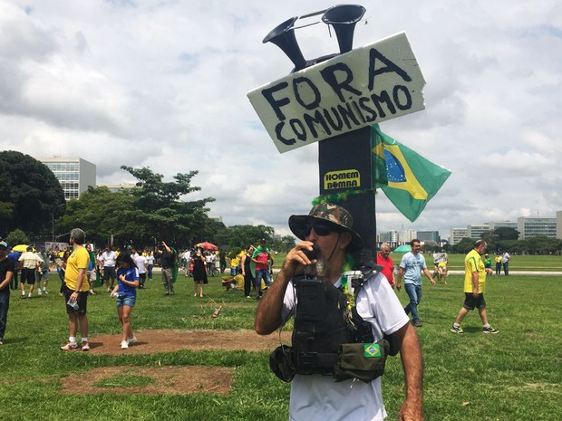 O radialista Paulo Campelo, de 61 anos, que protestava contra o governo Dilma neste domingo na Esplanada dos Ministérios (Foto: Alexandre Bastos/G1)