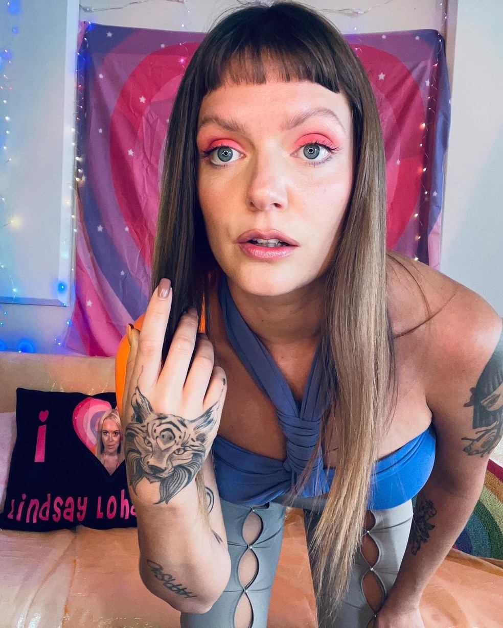 Nome artístico de Tove Lo tem tudo a ver com sua paixão por linces. Inclusive, a sueca tem o animal tatuado na mão — Foto: Reprodução/Instagram