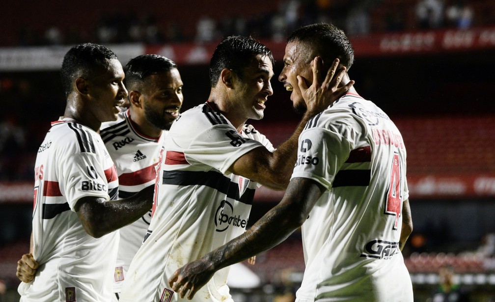 Gol de Diego Costa em São Paulo x Manaus — Foto: Marcos Ribolli