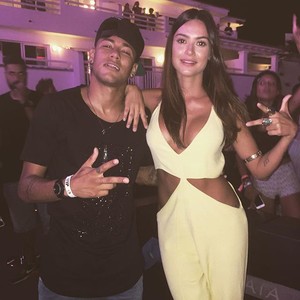 Thaila Ayala com Neymar em Ibiza  (Foto: Instagram)