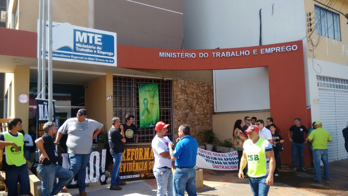Sindicalistas desocupam prédio da Superintendência do Trabalho em Campo ...