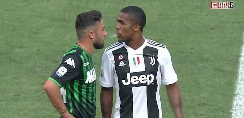 Douglas Costa cuspiu no rosto do jogador do Sassuolo â€” Foto: ReproduÃ§Ã£o