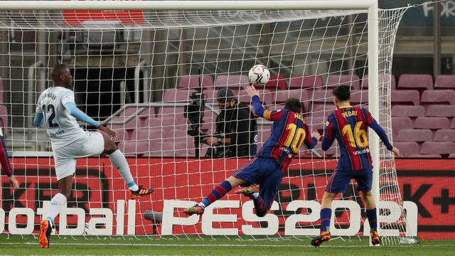 Messi marca seu gol de número 643 pelo Barcelona