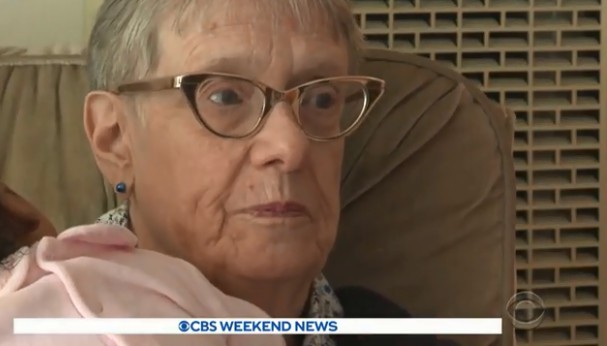 Linda tem 78 anos e continua cuidando de crianças (Foto: Reprodução/CBS NEWS)