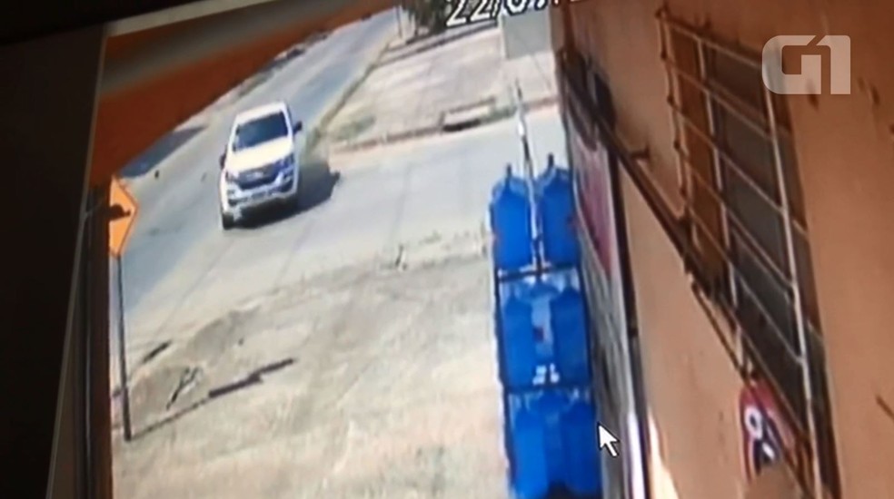 Câmera filmou caminhonete atropelando ciclista em Porto Velho — Foto: Reprodução
