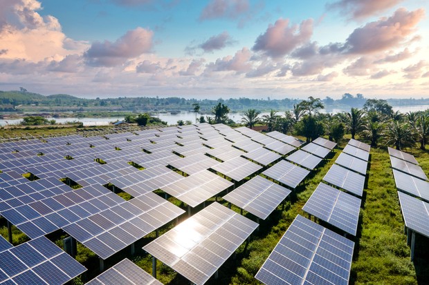Aerial view of Solar panel, alternative electricity source - concept clean energy of sustainable resources on a sunny day, photovoltaic (Foto: Getty Images)