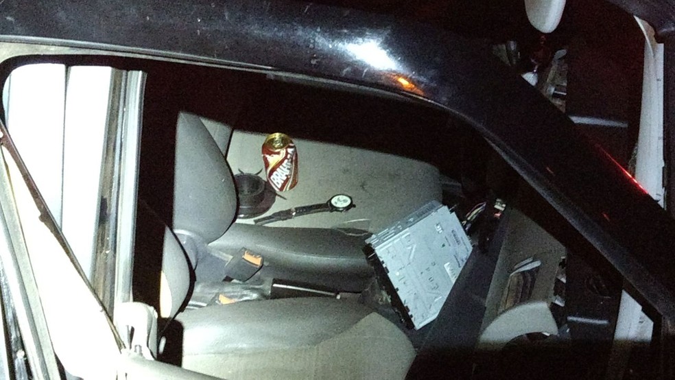 No interior do carro uma lata de cerveja foi encontrada (Foto: Polícia Rodoviária Federal/Divulgação)