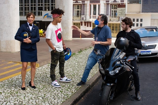 Katiuscia Canoro e Cauê Campos com Jorge Furtado nas filmagens de 'Os fora da lei' (Foto: Fabio Rebelo)