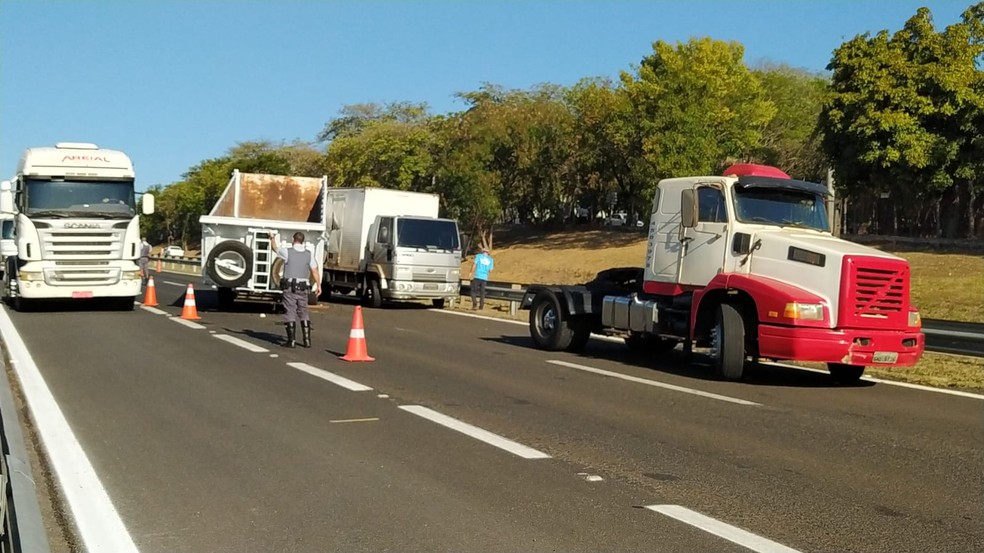 Caçamba se desconectou de caminhão-trator e prejudicou trânsito na Rodovia Raposo Tavares, em Presidente Prudente, na tarde desta quarta-feira (21) — Foto: Paula Sieplin/TV Fronteira