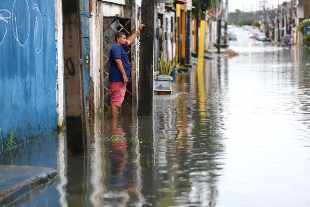 Casas ficam cerca de água, e complica a mobilidade de moradores em vias de Fortaleza — Foto: Fabiane de Paula/SVM
