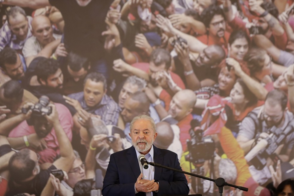Lula durante pronunciamento na sede do Sindicato dos Metalúrgicos em São Bernardo do Campo, no ABC, nesta quarta-feira (10)  — Foto: Andre Penner/AP
